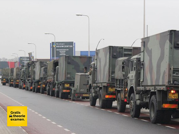 Het laatste motorvoertuig van een militaire colonne moet aan de voorzijde zijn voorzien van: