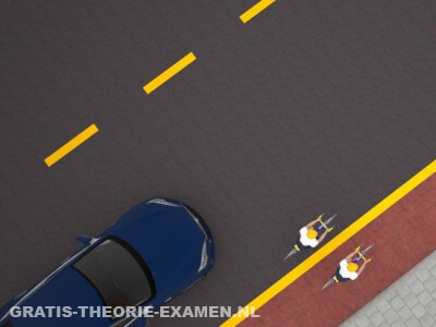 Je wilt gaan inhalen. Mag je de slingerende fietser waarschuwen door je claxon te gebruiken?