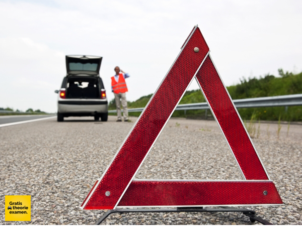 Op welke afstand plaats je een gevarendriehoek op een snelweg?