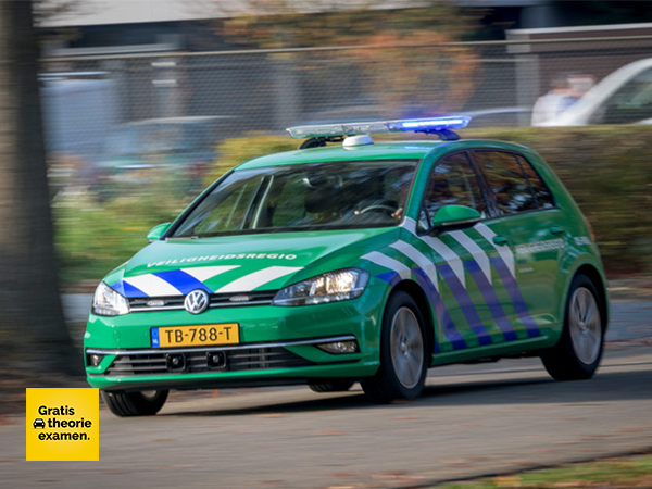 Is dit een voorrangsvoertuig als de zwaailichten zijn geactiveerd en geluidssignalen worden gevoerd?