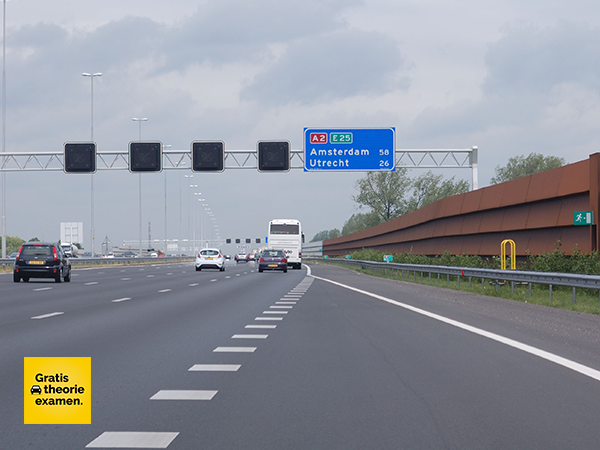 Bij aan komen rijden op een autosnelweg, v贸贸r het invoegen: