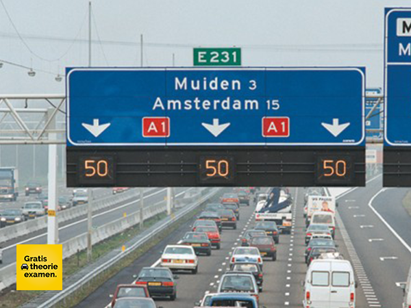 De elektronische signaleringsborden boven de snelweg geven een snelheid aan: