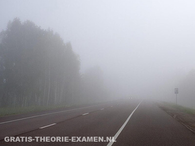 Het mistachterlicht mag worden gevoerd wanneer het zicht door mist of sneeuwval minder is dan: