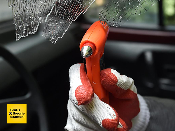 Bij te water raken, sla je het linker zijraam in en verlaat zo snel mogelijk de auto