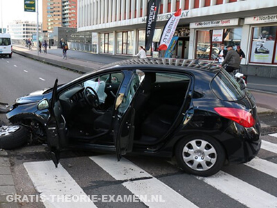 Je komt op een plaats waar net een ongeval is gebeurd. Wat doe je eerst?