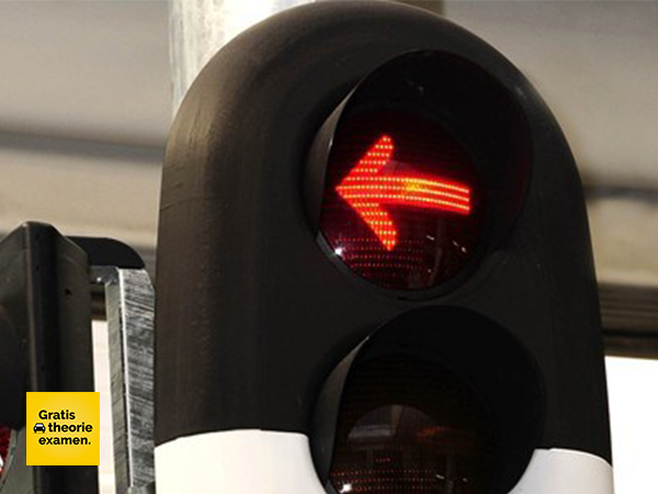 Een pijl in het verkeerslicht bij afslaan betekent: