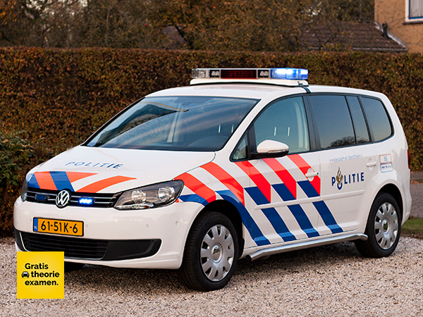 Zijn politieauto's altijd voorrangsvoertuigen?