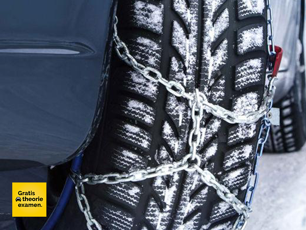Tijdens de sneeuw kun je rijden met een sneeuwketting voor meer grip, mag dat op openbare wegen?