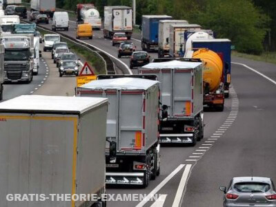 Mag je tussen de twee vrachtauto's invoegen?