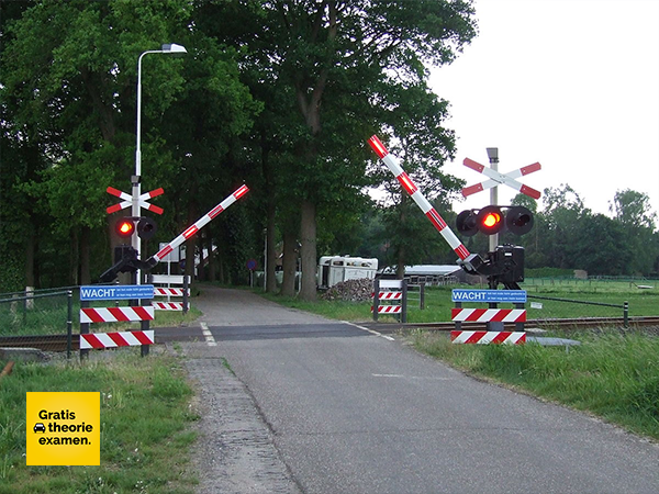 Je staat te wachten bij een spoorwegovergang. Schakel je de motor uit?