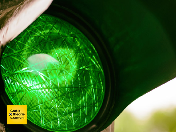 Als een verkeerslicht groen is moet je: