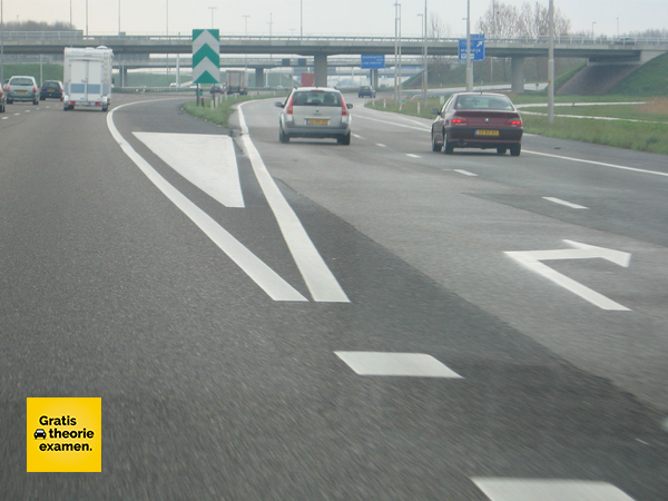 Puntvlakken en verdrijvingsvlakken op de wegen dienen om: