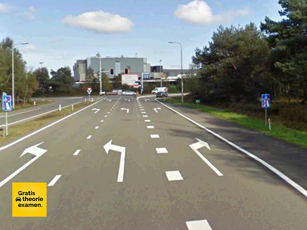 Rijdend op een voorsorteerstrook mag je: