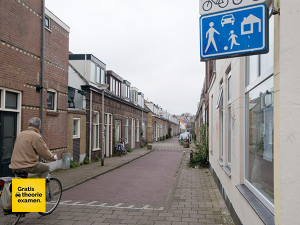 Binnen een erf mag je parkeren: