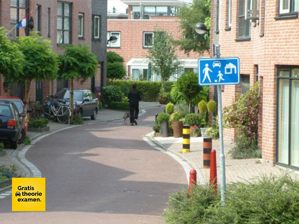 Rijdend op een erf geef je/gelden: